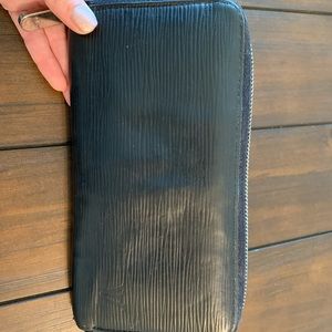 Louis Vuitton zippy wallet